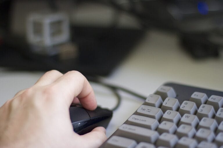 Geo-blocking treści generowanych przez AI – polityka licencyjna