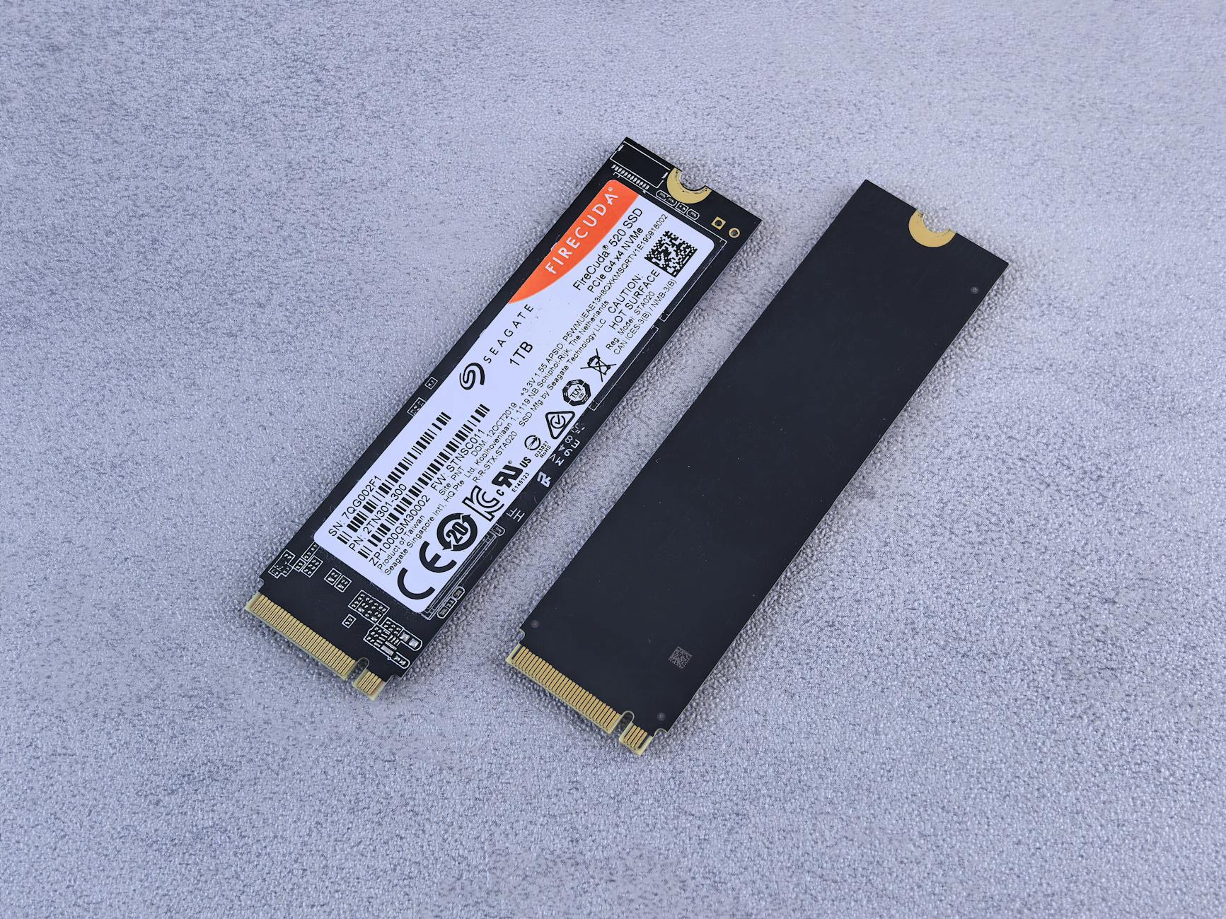 Dwa dyski SSD NVMe Seagate FireCuda na szarym tle