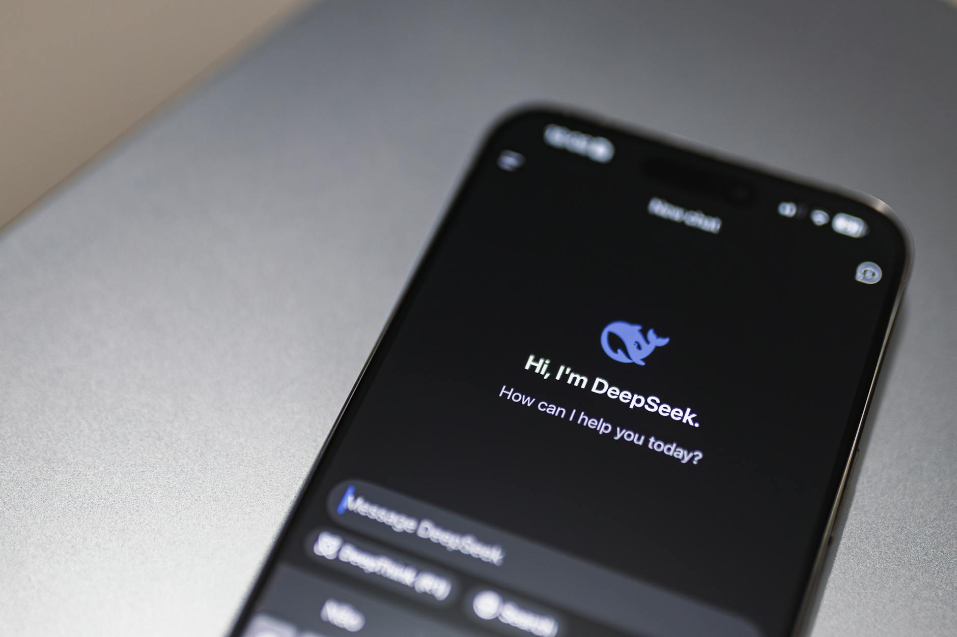 Zbliżenie na ekran smartfona z interfejsem czatu AI DeepSeek