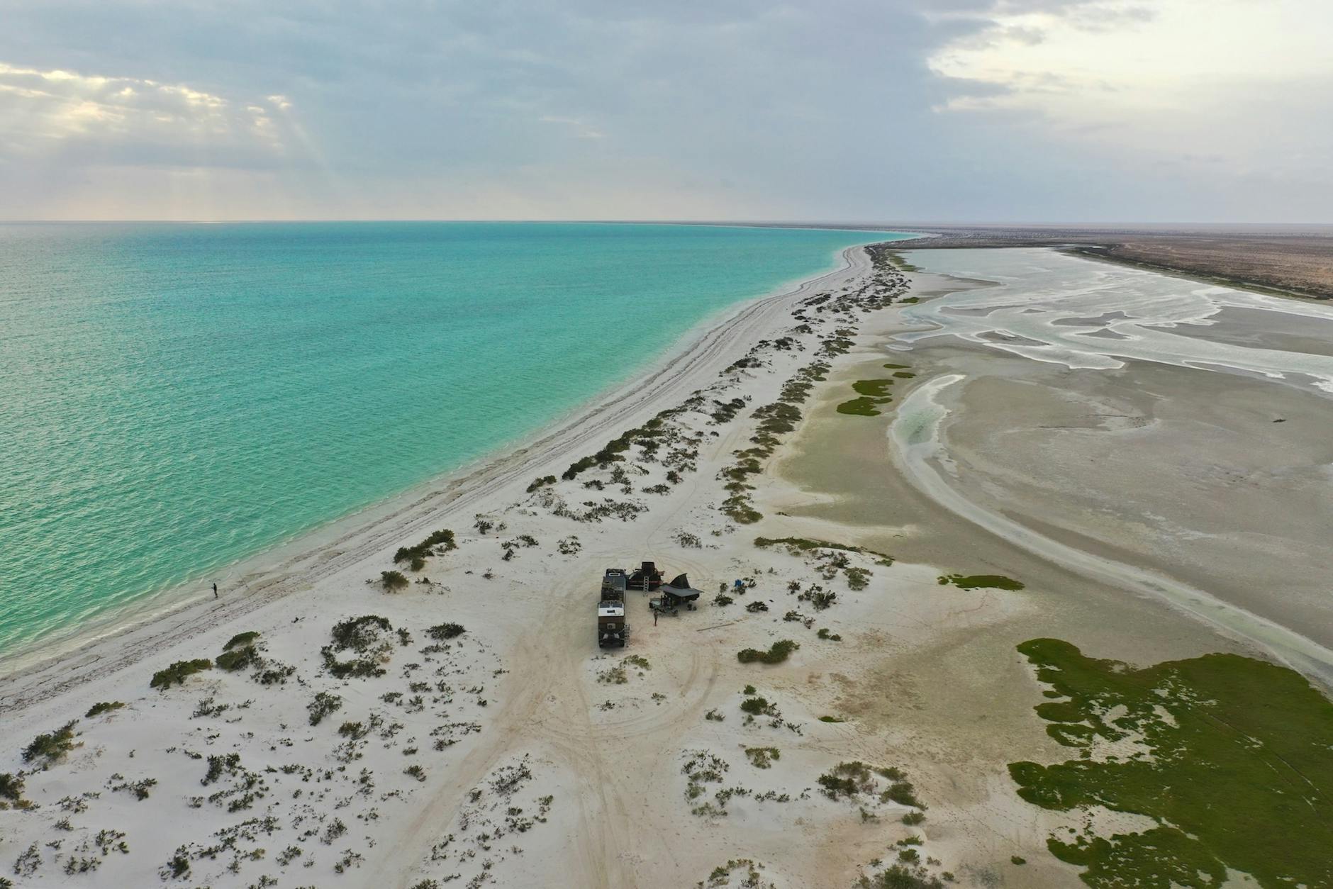 Lotniczy widok na turkusowe wybrzeże i piaszczystą plażę Omanu