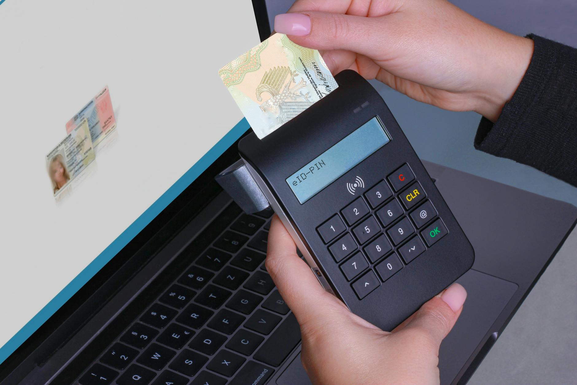 Osoba przykładająca bezdotykowe urządzenie do laptopa w celu weryfikacji ID