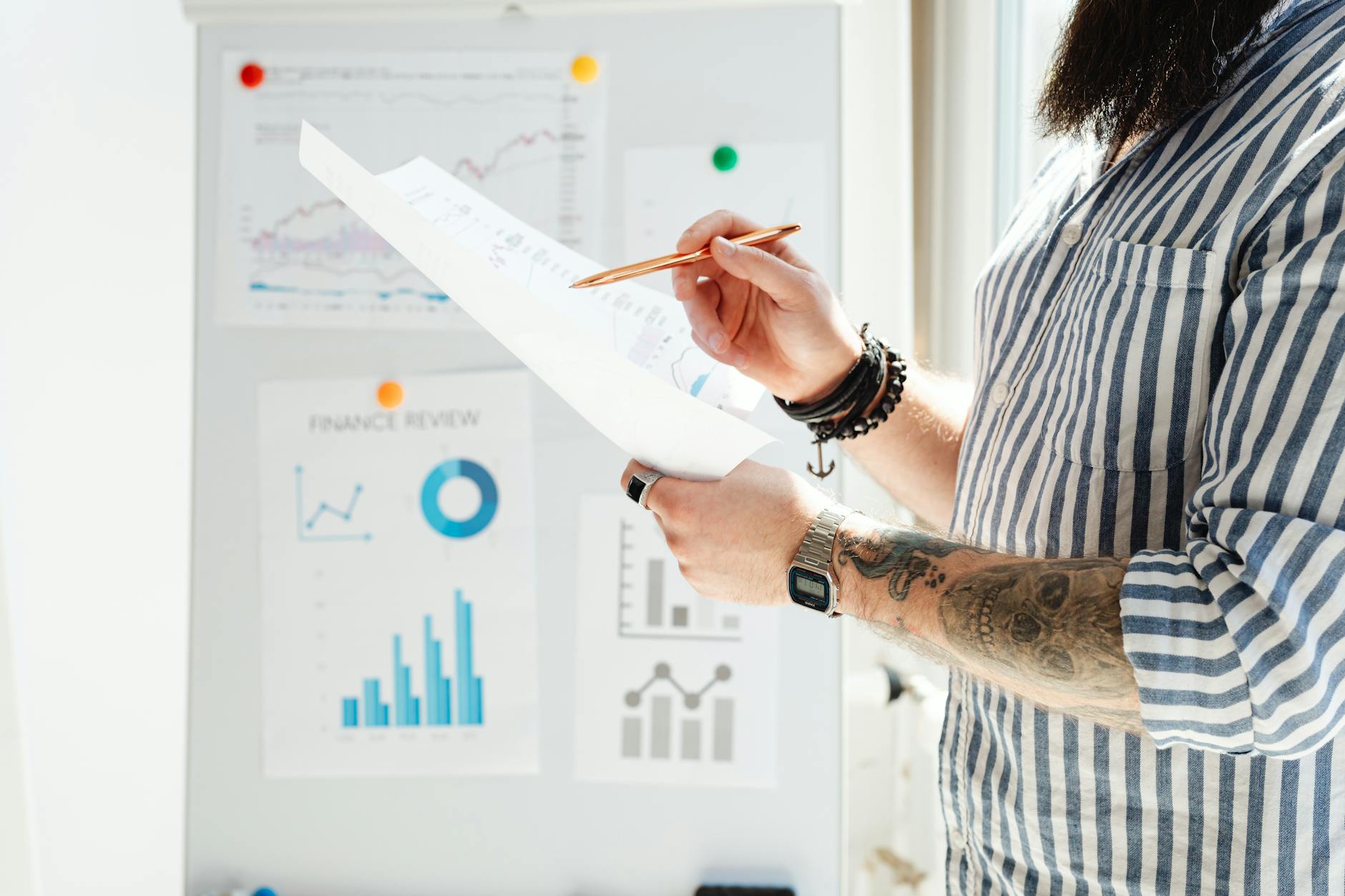 Specjalista analizuje wykresy i dokumenty finansowe w jasnym biurze