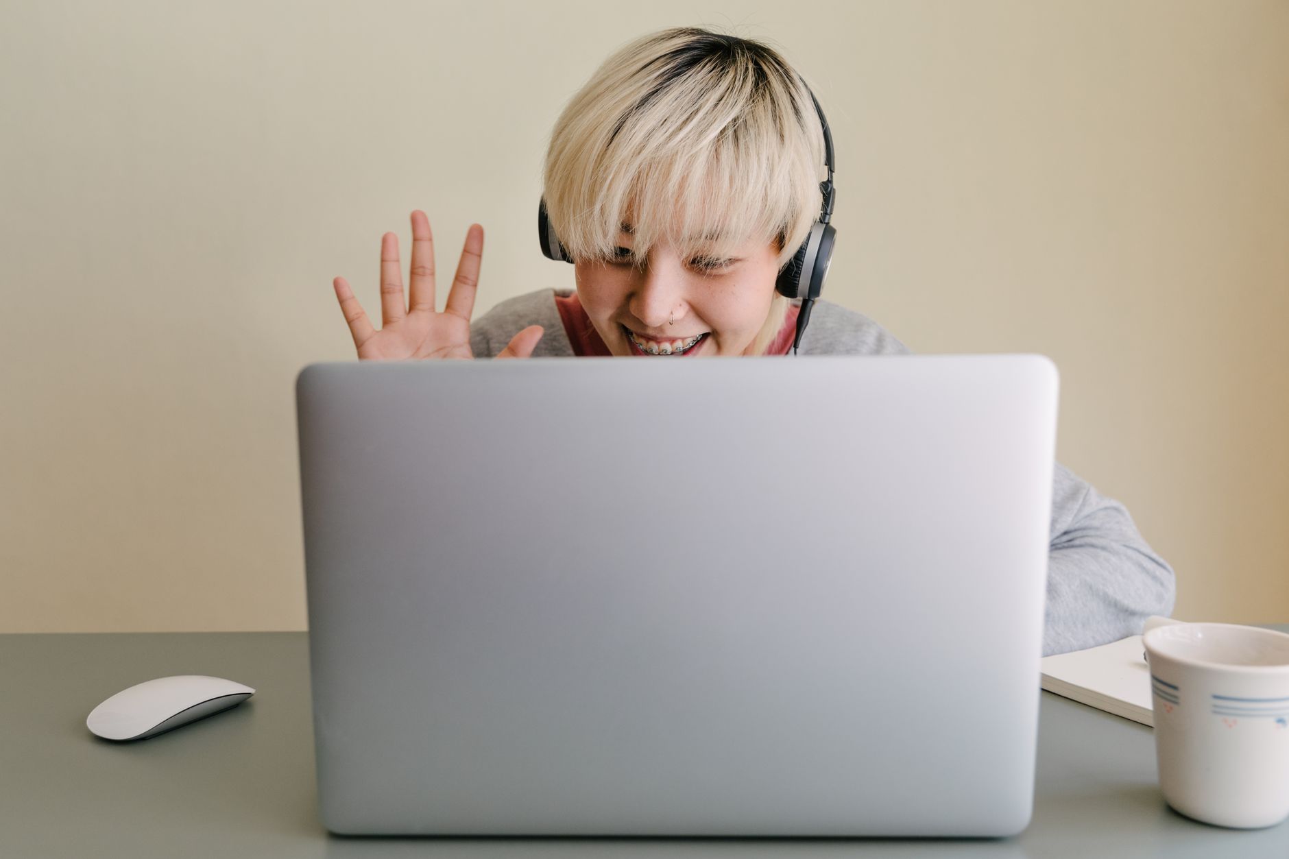 Kobieta w słuchawkach rozmawia online przez laptop podczas wideokonferencji Kobieta w słuchawkach rozmawia online przez laptop podczas wideokonferencji