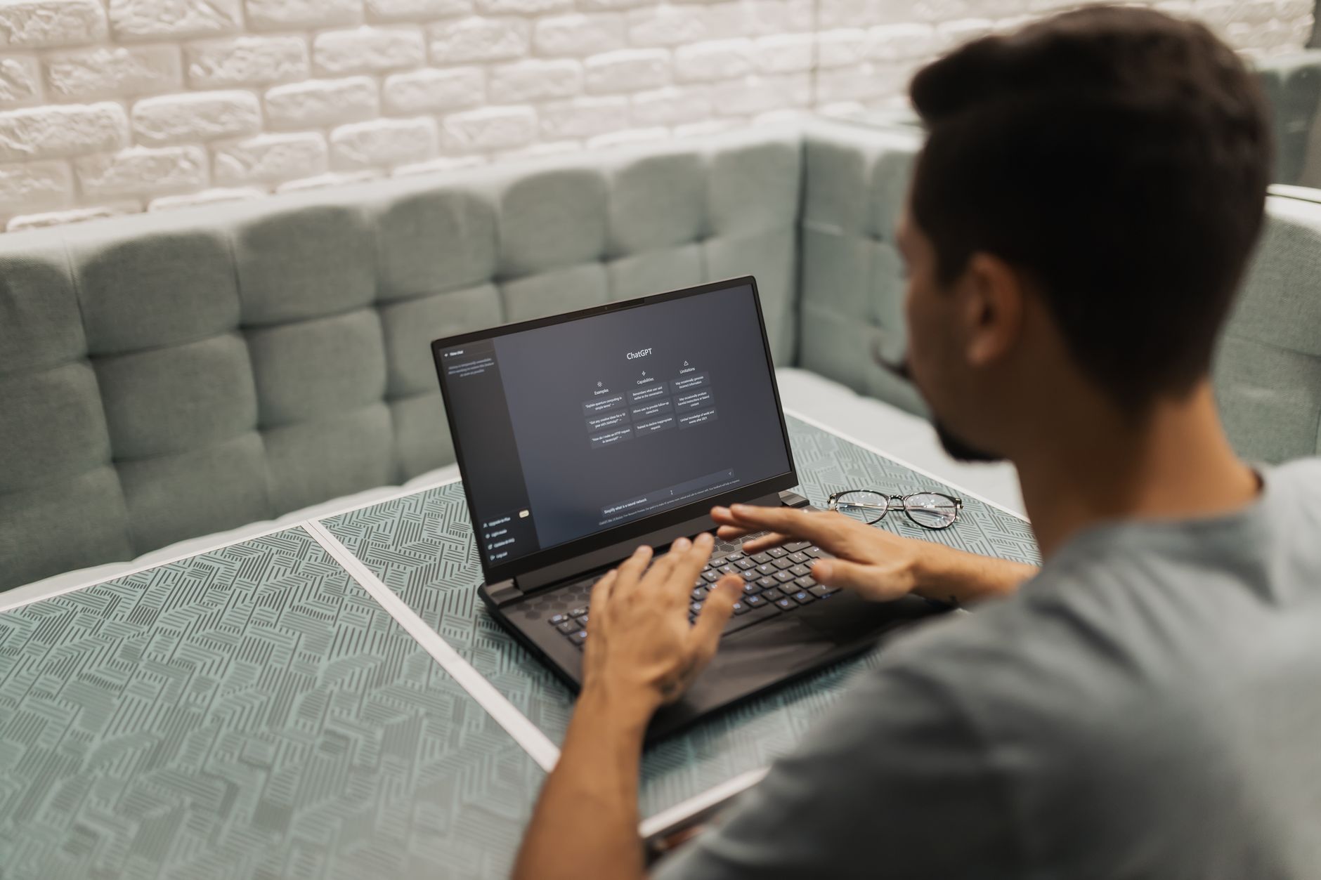 Mężczyzna pracujący na laptopie w nowoczesnym, przytulnym biurze
