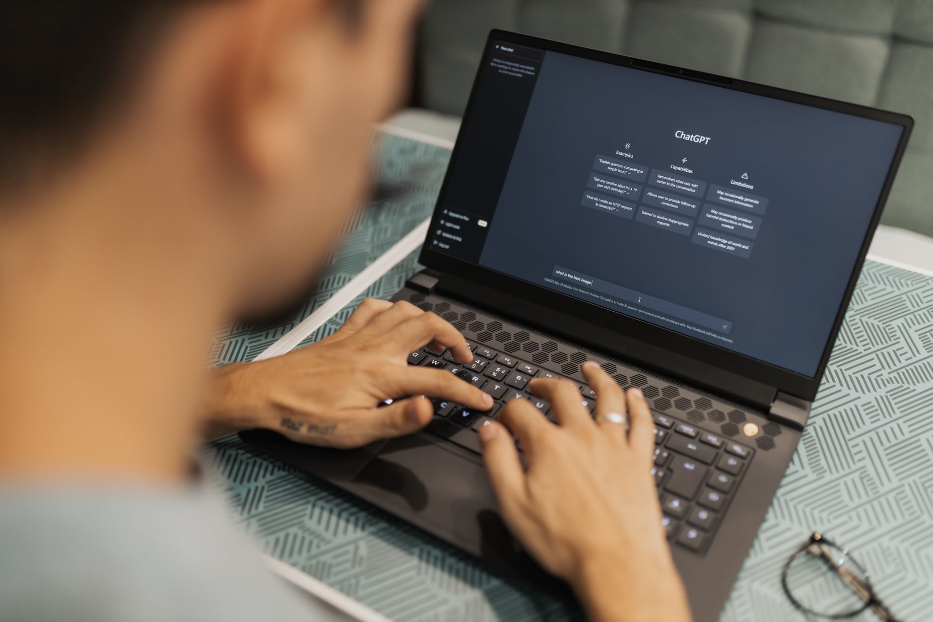 Osoba skupiona przy laptopie z uruchomionym oprogramowaniem AI Osoba skupiona przy laptopie z uruchomionym oprogramowaniem AI