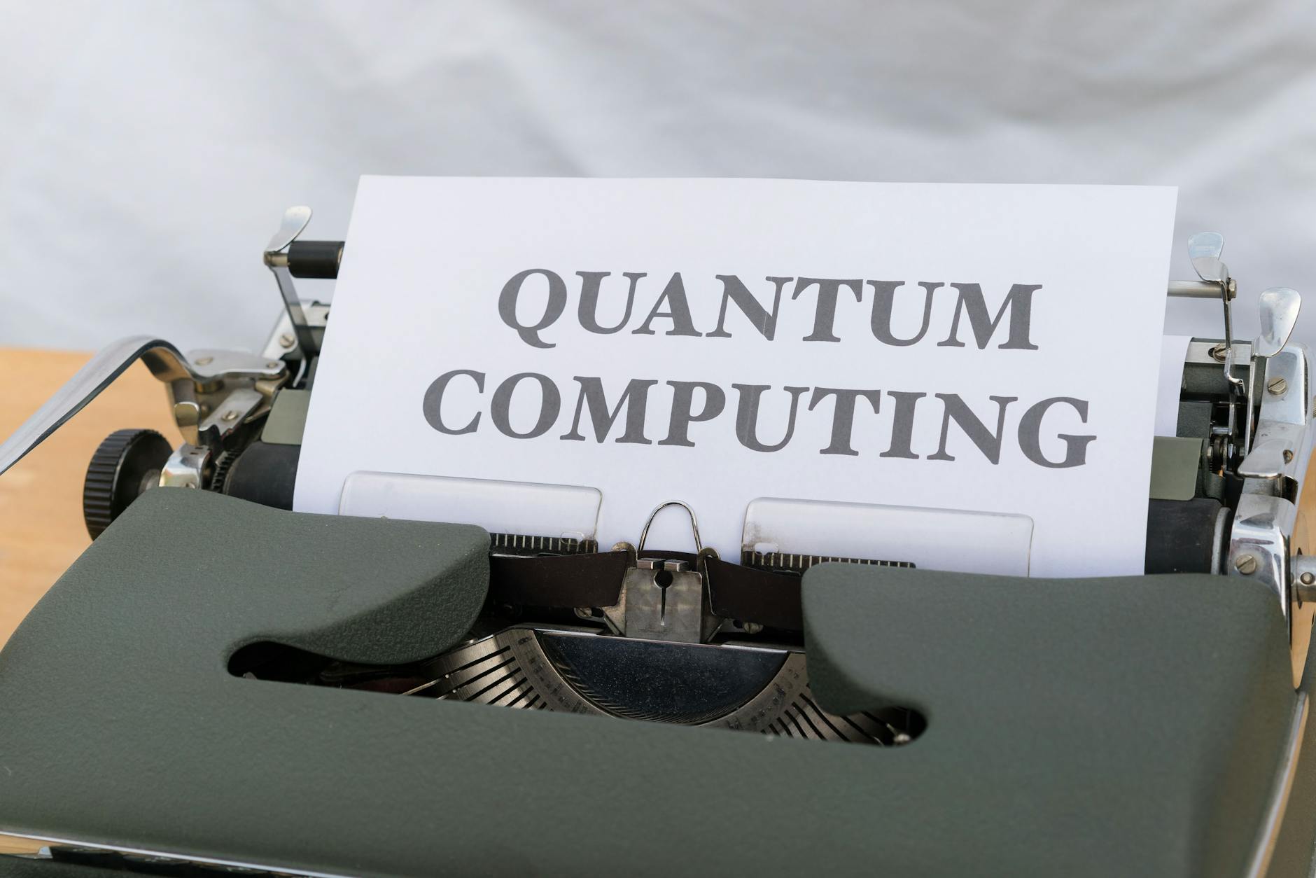 Stara maszyna do pisania z kartką z napisem Quantum Computing Stara maszyna do pisania z kartką z napisem Quantum Computing