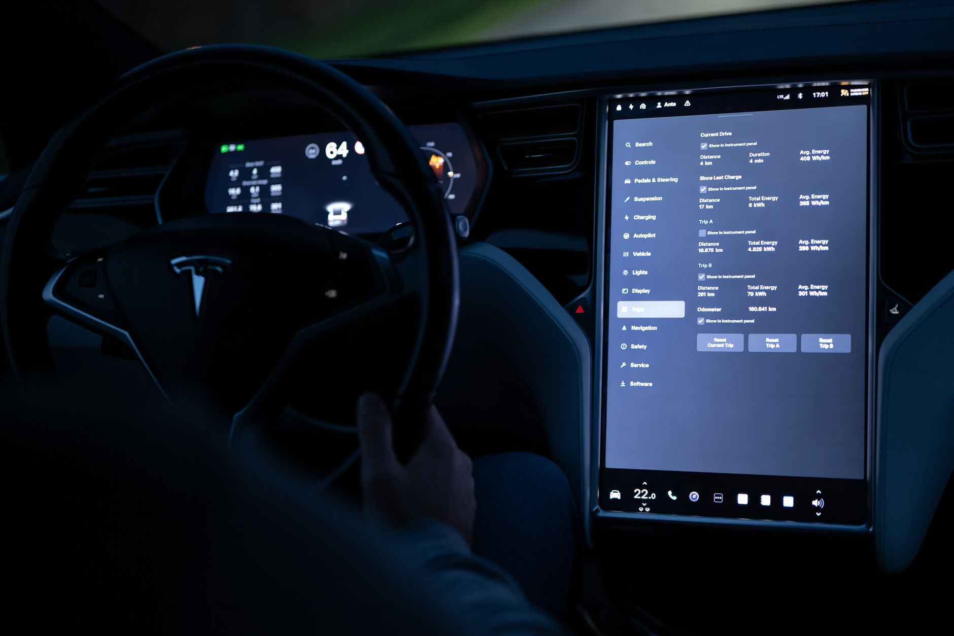 Wnętrze elektrycznego auta z podświetlonym ekranem dotykowym nocą