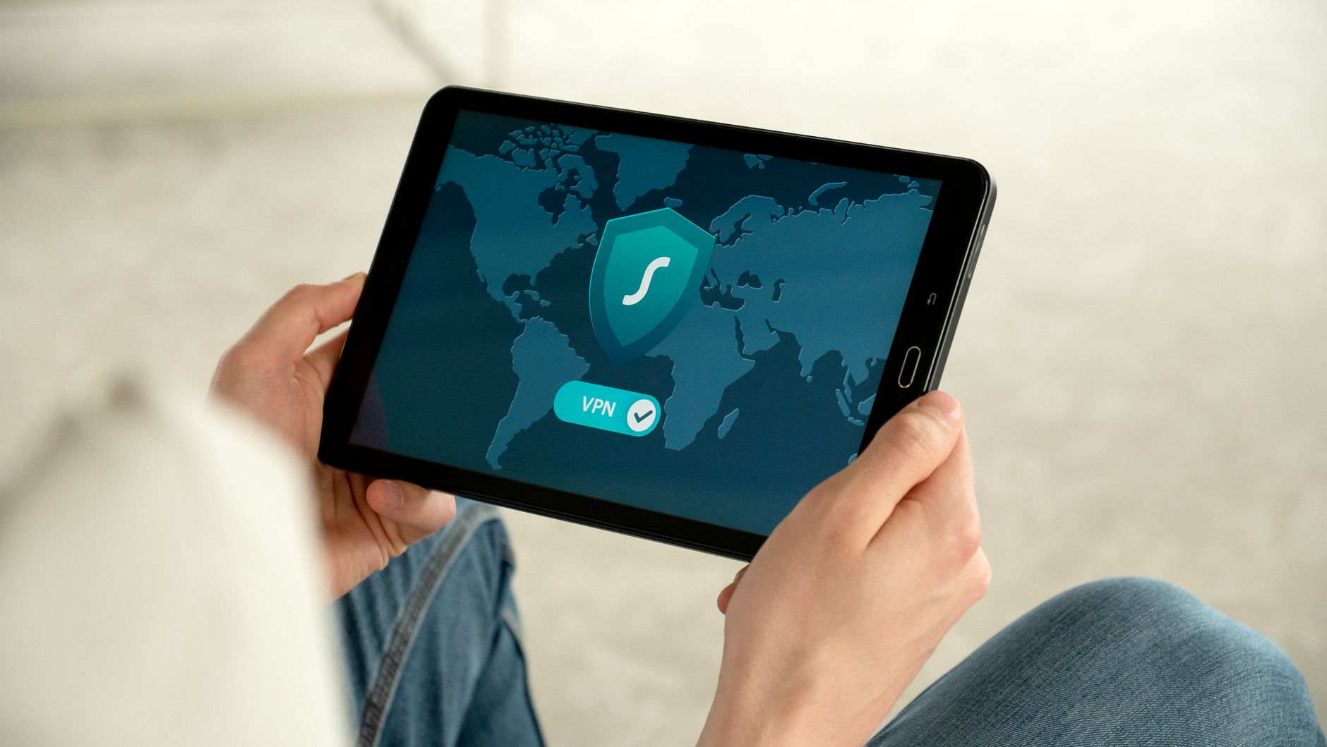 Osoba trzyma tablet z ekranem aktywnego połączenia VPN Osoba trzyma tablet z ekranem aktywnego połączenia VPN