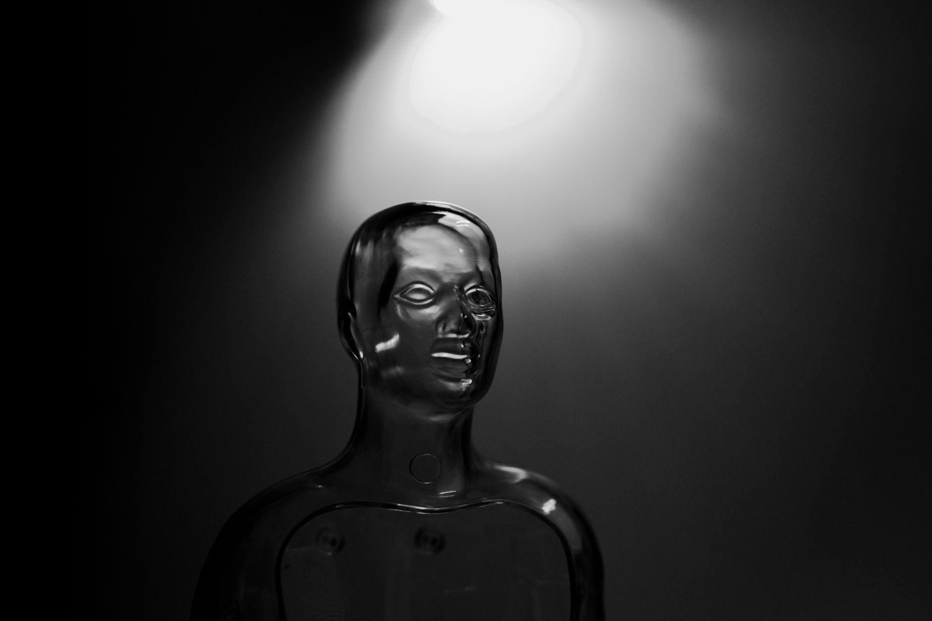 Przezroczysty futurystyczny manekin w dramatycznym monochromatycznym świetle