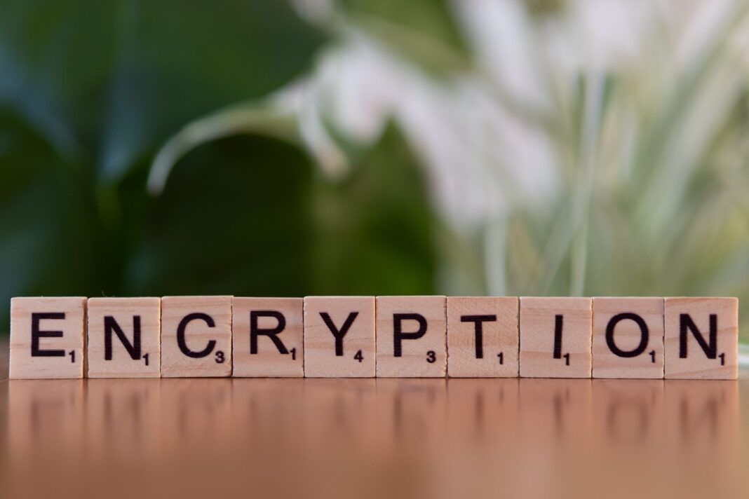 Drewniane klocki układające się w słowo encryption Drewniane klocki układające się w słowo encryption