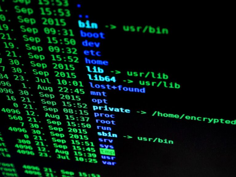 Kolorowy tekst o cyberbezpieczeństwie na ekranie komputera