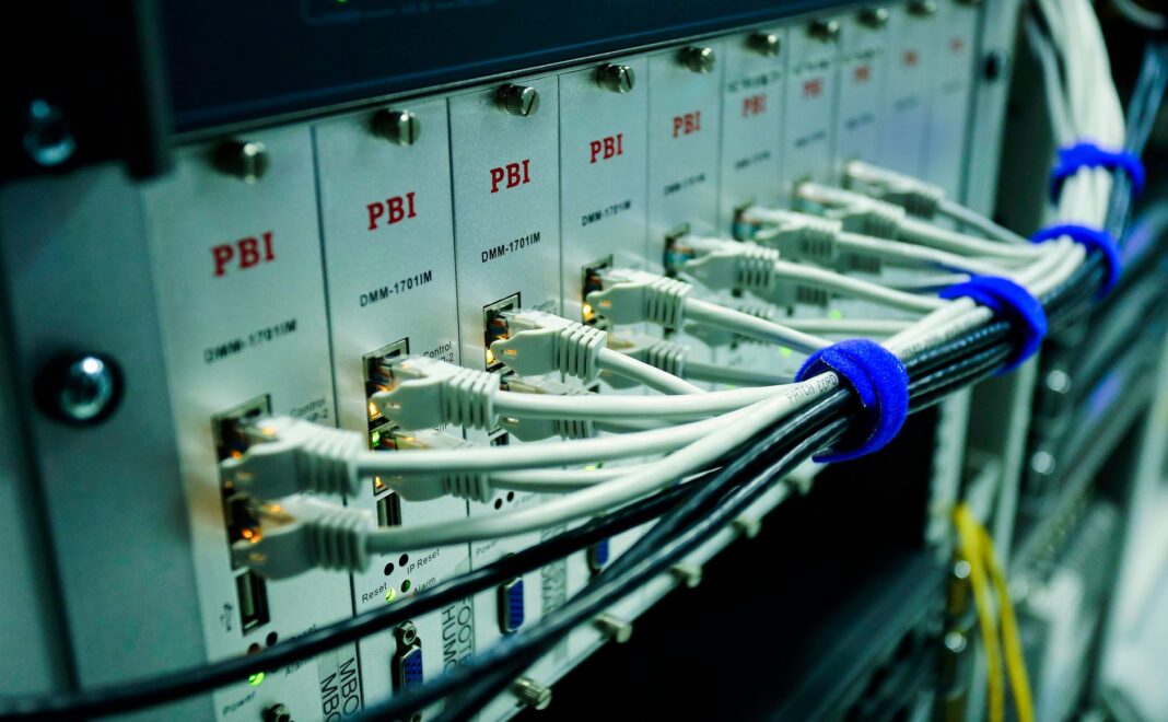 Kable Ethernet podłączone do przełącznika sieciowego w centrum danych Kable Ethernet podłączone do przełącznika sieciowego w centrum danych